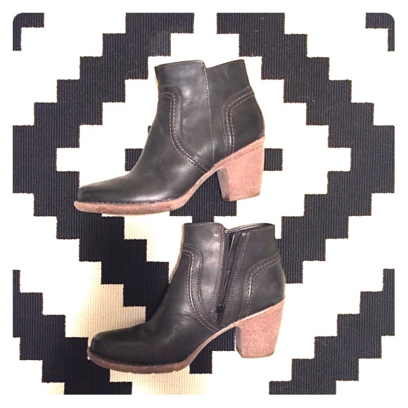 Clarks Shoes - Clark’s women’s back leather boots